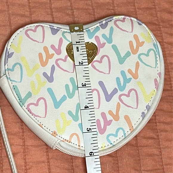 BETSEY JOHNSON LUV HEART SHAPE CLUTCH PURSE - Picture 9 of 11